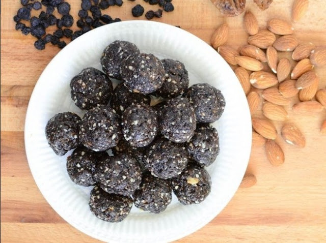 Raw Blueberry Muffin Energy Balls #healthy #recipes