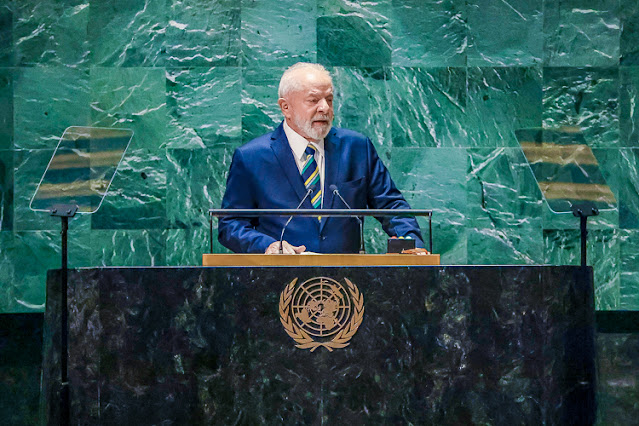 A foto mostra o Presidente Luís Inácio Lula da Silva, discursando na abertura da Assembleia Geral da ONU em 19 de  setembro de 2023.