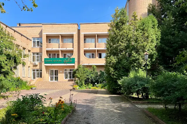 улица Вилиса Лациса, дворы, гостиница «Парк-отель Велес» – бывший Санаторий-профилакторий Московского машиностроительного предприятия имени В. В. Чернышева (здание построено в 1985 году)