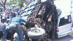 Tak Laik Jalan Truk Muatan Garam Timpa Angkot, Dua Orang Luka Berat dan Satu Luka Ringan