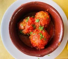 Polpette al sugo messe in una ciotolina di terracotta