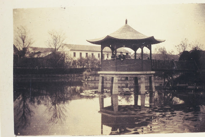 1947國防醫學院上海校區內,護理宿舍邊之西湖「湖心亭」(相片由P34葉續源學長提供)
