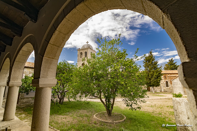 Vista patio Monasterio de Santa Maria - Apolonia, Albania por El Guisante Verde Project