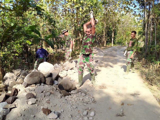 Kodim Sragen - Prajurit Dua Jufriser asal Papua ahli dalam Pecahkan Bongkahan - Bongkahan Batu