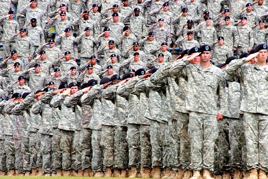 なぜ軍人は挙手の敬礼をするのか