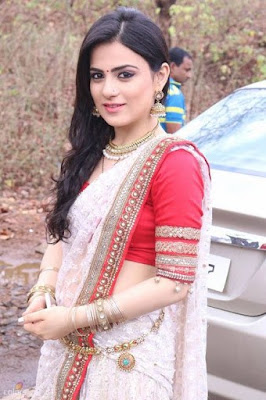 10 Foto sexy Radhika Madan Pemain Ichsani Ranveer 