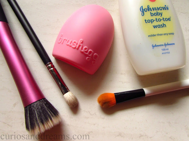 Cleaning my Makeup Brushes, how i clean makeup brushes