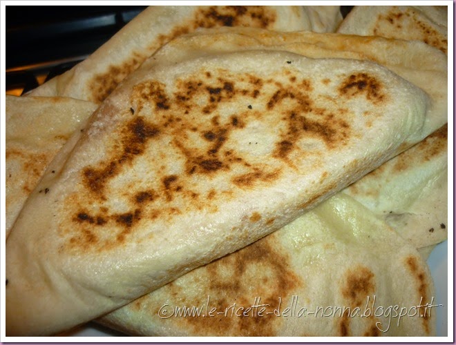 Calzoni ripieni con cipolla, scamorza e pomodoro (8)