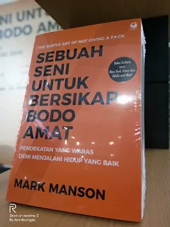 Sebuah Seni untuk Bersikap Bodo Amat: "Pendekatan yang Waras Demi Menjalani Hidup yang Baik", review buku mark manson, Judul Asli : The Subtle Art of Not Giving a F*ck: A Counterintuitive Approach to Living a Good Life