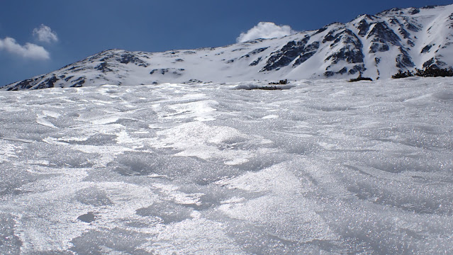 Superficie del manto nevoso sotto Cima Arunda. (Foto: Servizio prevenzione valanghe Alto Adige, 14.04.2022)