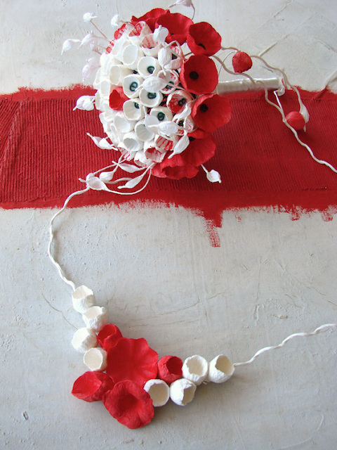 bouquet e collana da sposa bianco rosso , con fiori di carta dipinti a mano