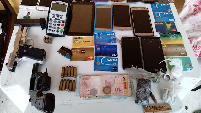 Polícia Militar apreendeu armas, drogas, celulares e cartões durante prisão do grupo em Jacumã (Foto: Capitão Nilmar/Polícia Militar da Paraíba)