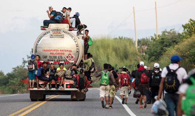 Honduran migrants taking part in a caravan heading to the US, resume their march from San Pedro Tapanatepec to Santiago Niltepec, Oaxaca State, Mexico, on October 29, 2018