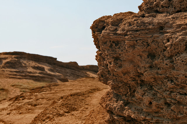 The forms of sandstone weathering on the dune between the sea and the lake Korisson. Corfu. Greece.  Формы выветривания песчаника на дюне между морем и озером Кориссон. Остров Корфу. Греция. 