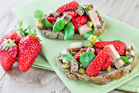 Bruschetta Foie Gras Fraise Mâche Pistache