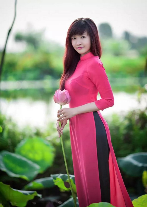 Thiếu nữ áo dài đỏ