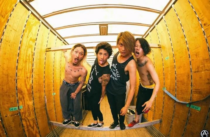 http://oorindonesia.blogspot.com/2014/10/foto-narsis-one-ok-rock.html