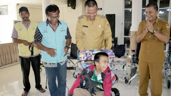 Wako Pariaman Serahkan Bantuan Sosial Dari Kemensos RI Ke Warga Terbatas Fisiknya