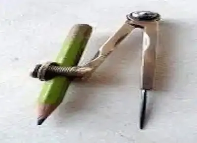 من ألعاب الأطفال القديمة زمان: برجل أو فرجار به قلم رصاص قصير مبري