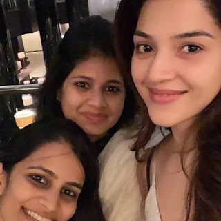 Mehreen Pirzada with Cute and Awesome Smile with her Besties