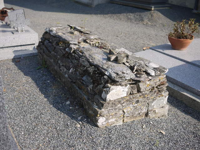 une tombe de schiste à Saint-Ganton, dans le cimetiere qui entoure l'église