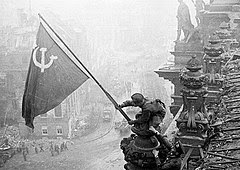 Bandera soviética en lo alto del Reichstag