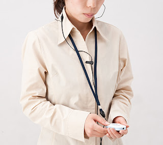 ポケット型補聴器を使用している女性の写真