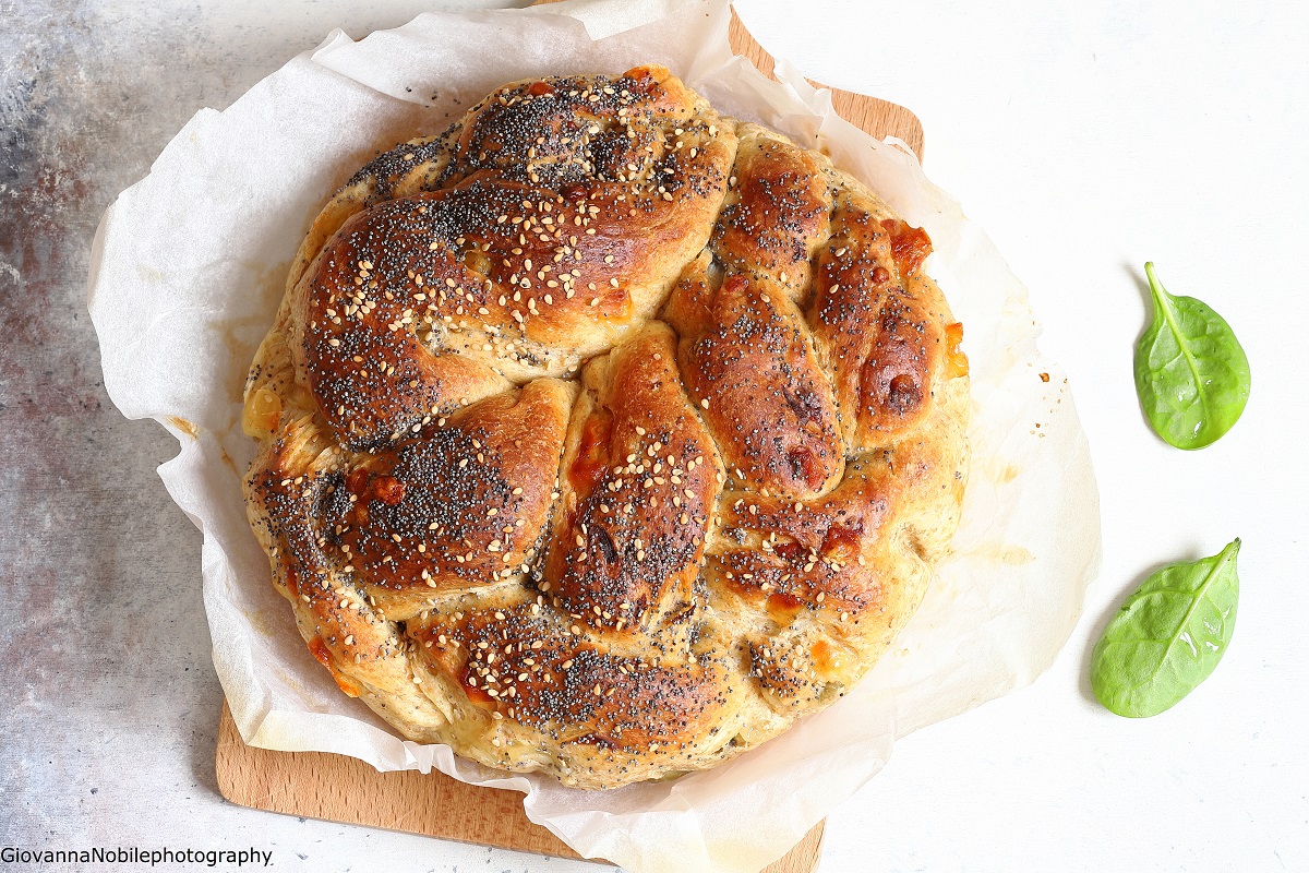 Treccia di pasta brioche con olive e emmentaler