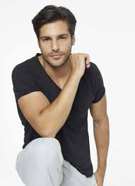 Foto Keren Serkan Cayoglu Pemeran Ayaz Cinta Di Musim Cherry