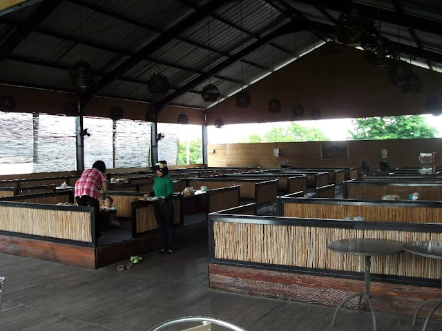 Warung Apung Rahmawati's waitress