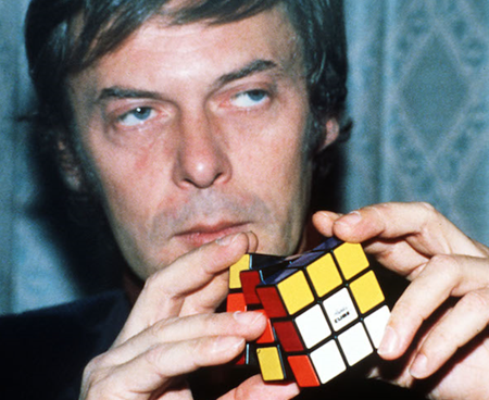 Ernő Rubik mostra la sua invenzione in un evento organizzato a Londra nel 1981