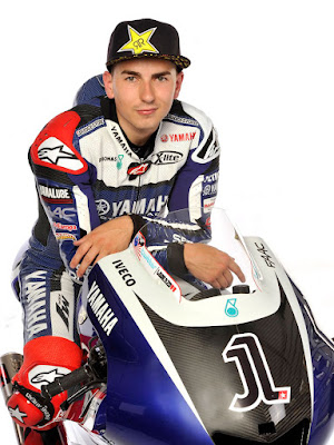 Jorge_Lorenzo_Yamaha_Factory_Racing_YZR-M1_2011_01_900x1200