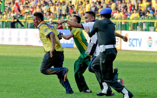 Lihat, Suporter Sudah Berdarah-Darah Dikejar Anggota TNI