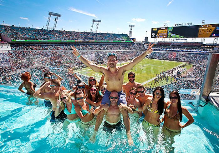 Pool at Jacksonville Stadium, Florida, USA, which can be rented for $ 12,500. This amount includes 50 seats, plus unlimited drinks and snacks.