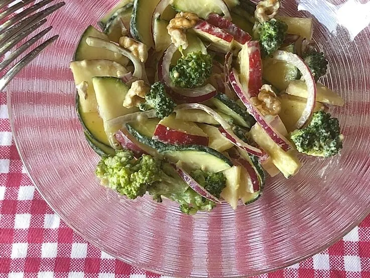 Ensalada de manzana, calabacín y brócoli