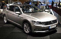 Une Volkswagen Passat dans une exposition automobile