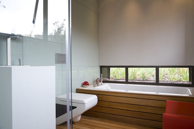 Small modern bathroom in the Serengeti House by Nico van der Meulen Architects 