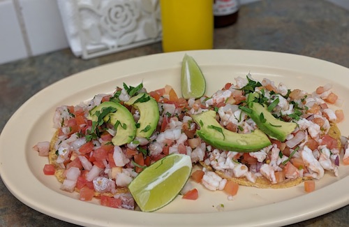 Tostadas de ceviche de pescado y camarón