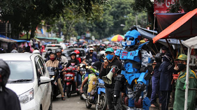 Si Kopit Bubarkan Warga Yang Berkerumun dan Tidak Patuhi Physical Distancing