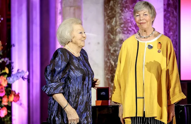 Princess Beatrix wore a navy blue printed jacket and skirt. Trudy van Riemsdijk, Wesley Sekewael and Eef Arnolds