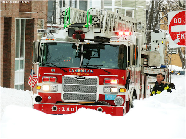 Bomberos Ayudando con la Limpieza de Nieve después de Nemo