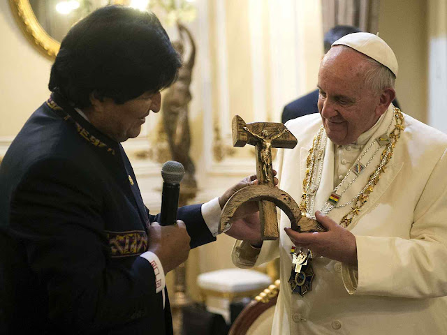 Na Bolívia, o ditador Evo Morales presenteia o Papa  uma foice e martelo sobre a qual o Santíssimo Redentor está crucificado