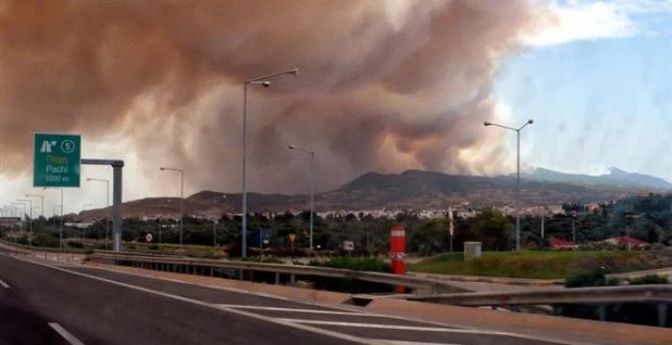 Φωτιά στην Κινέτα: οι εξελίξεις από την ανεξέλεγκτη φωτιά - Πολλά σπίτια στις φλόγες - [video]