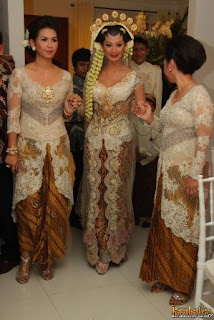 gaun kebaya pengantin artis model Indah Kalalo