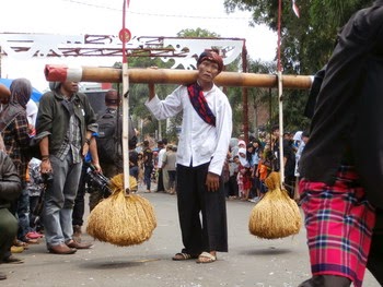 Rengkong (Kesenian Tradisional Masyarakat Cianjur, Jawa 
