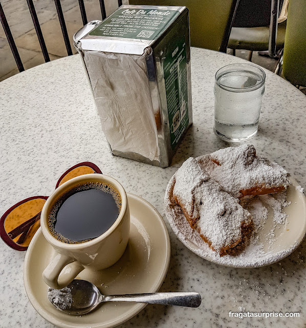 Café com chicória e beignets do Café du Monde, Nova Orleans
