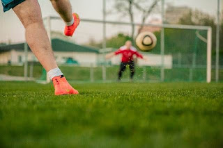 Gerak Menendang Bola