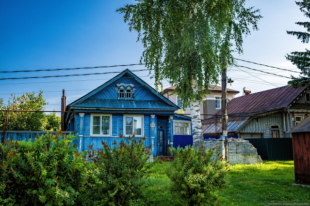 Одноэтажный деревянный голубой дом