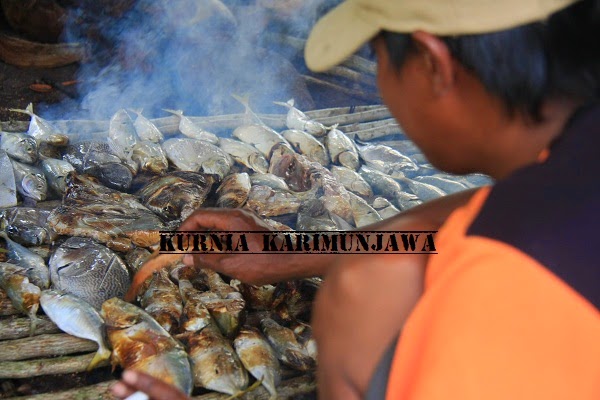 cara membakar ikan di karimunjawa