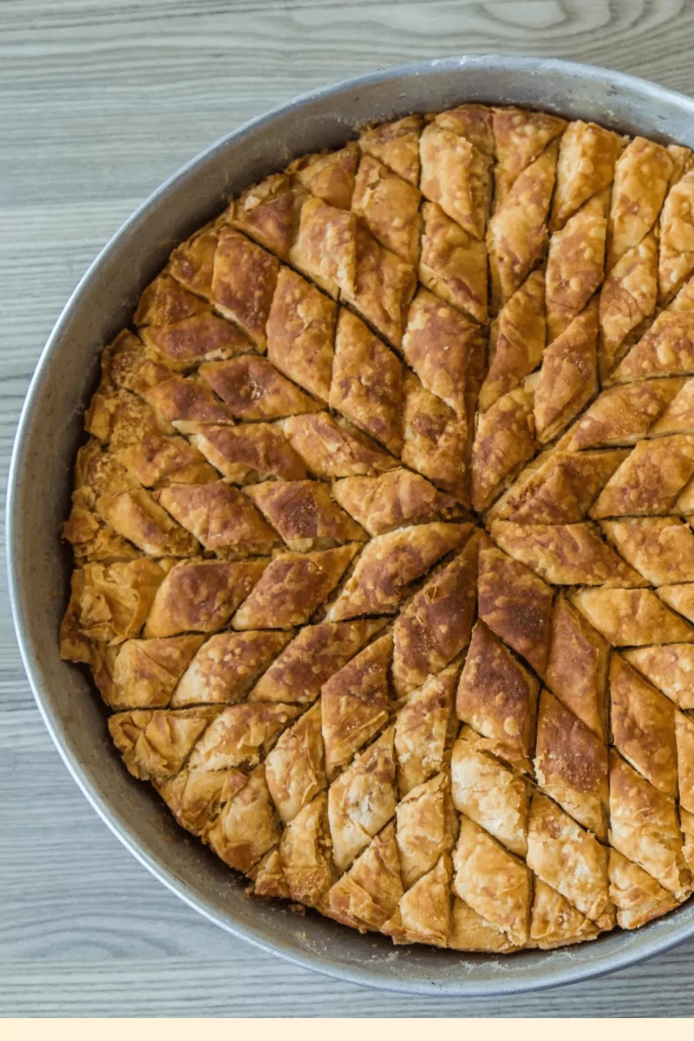 un plateau ronde de baklawa lebanese couper des carré